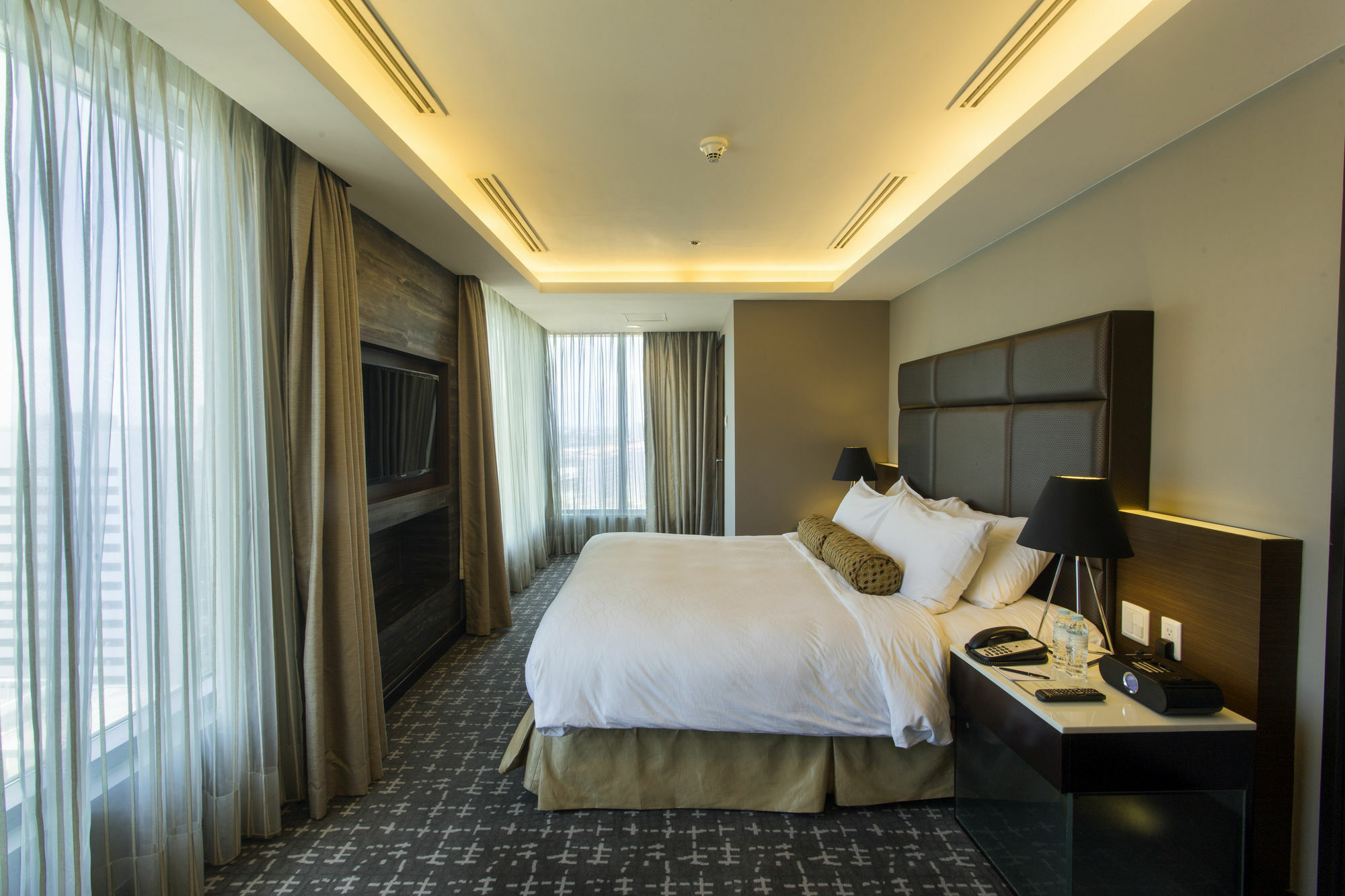 מלון מונטינלופה The Bellevue Manila מראה חיצוני תמונה